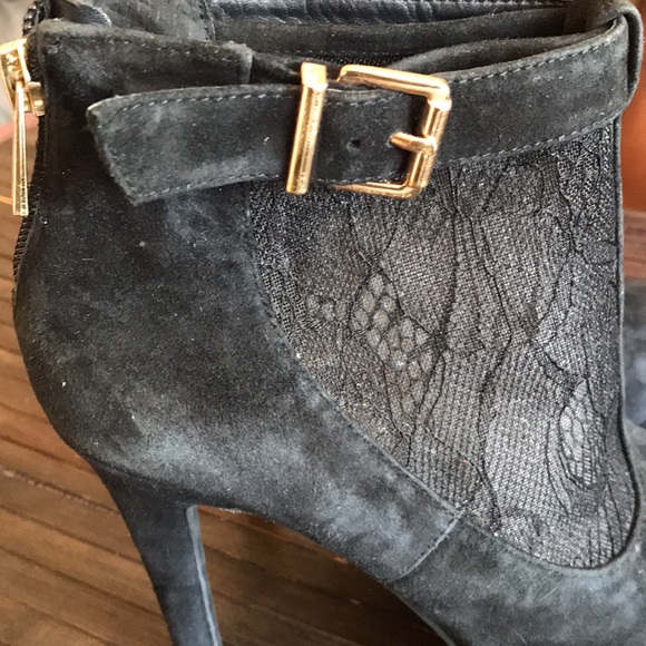 🚨B2G1 JESSICA SIMPSON Black Leather Lace & Velvet /Gold Heeled Booties - Picture 5 of 9